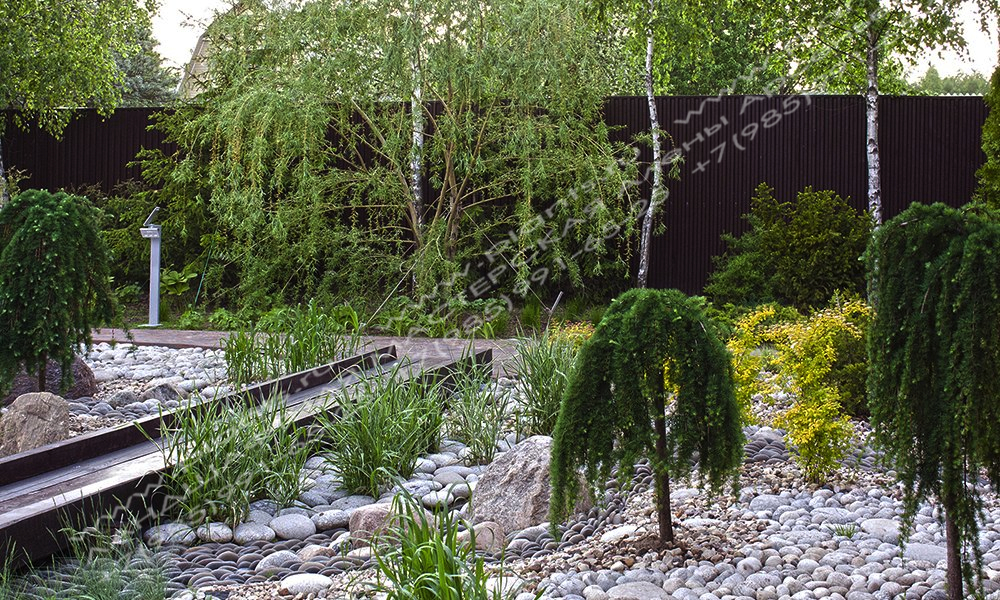 Ландшафтный дизайн сада с сухим ручьем и мостиком
